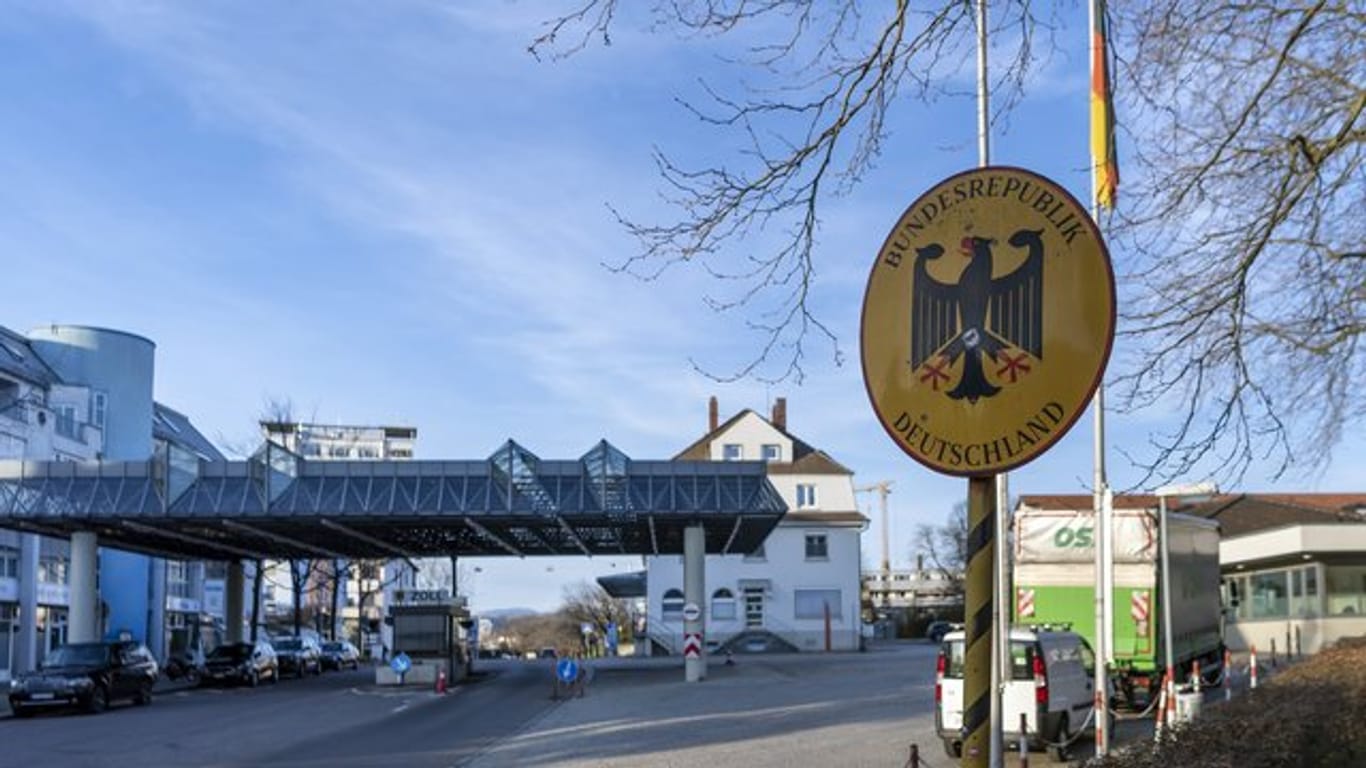 Deutschland führt Kontrollen am Grenzübergang zur Schweiz ein.