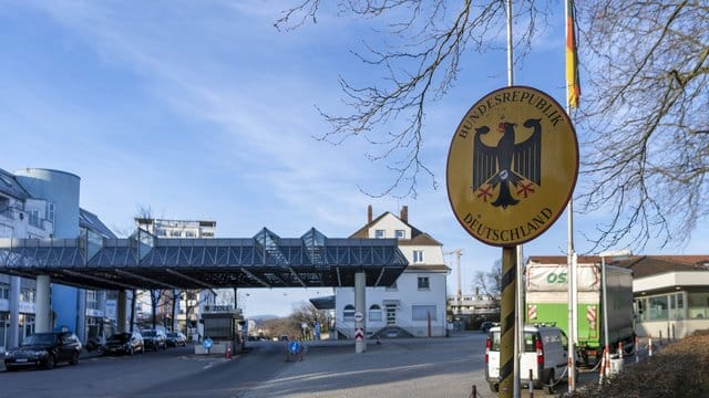 Deutschland führt Kontrollen am Grenzübergang zur Schweiz ein. Deutschland führt Kontrollen am Grenzübergang zur Schweiz ein.