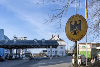Deutschland führt Kontrollen am Grenzübergang zur Schweiz ein.