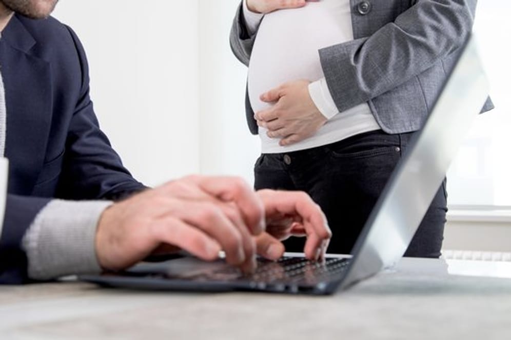 Schwangerschaft: Gesetze regeln, ob eine schwangere Frau ihrem Arbeitgeber ihre Schwangerschaft mitteilen soll.