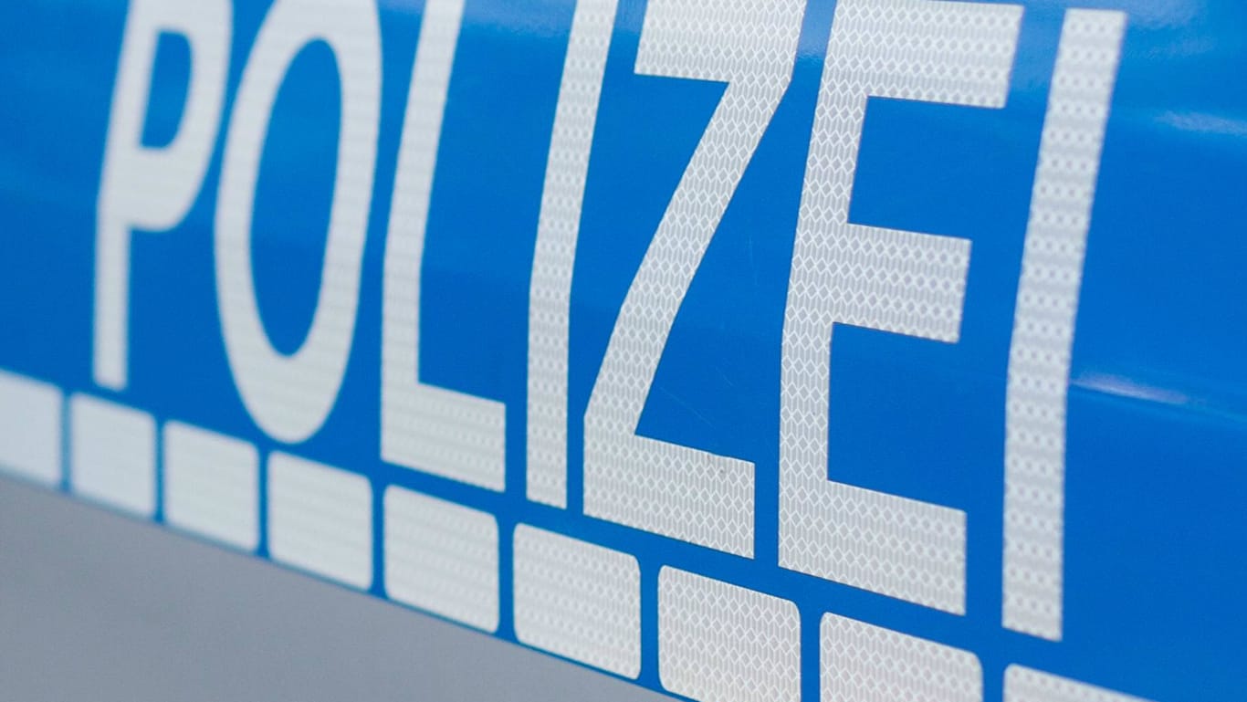 Die Aufschrift eines Streifenwagens: Im Landkreis Altenkirchen ermittelt die Polizei – die Leiche eines Vermissten wurde gefunden.