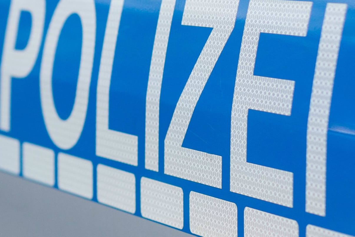 Die Aufschrift eines Streifenwagens: Im Landkreis Altenkirchen ermittelt die Polizei – die Leiche eines Vermissten wurde gefunden.