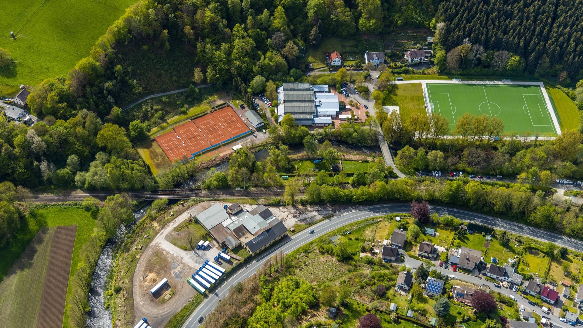 Luftbild vom Sportplatz Hagen-Dahl: Alle Sport- und Freizeitanlagen sind bis auf Weiteres geschlossen worden.