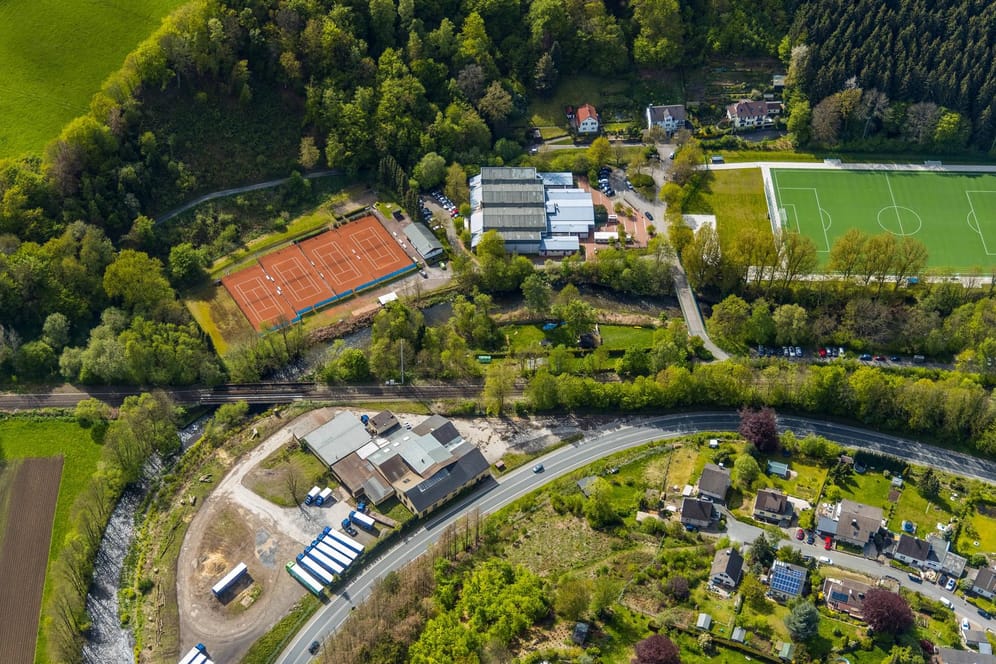 Luftbild vom Sportplatz Hagen-Dahl: Alle Sport- und Freizeitanlagen sind bis auf Weiteres geschlossen worden.