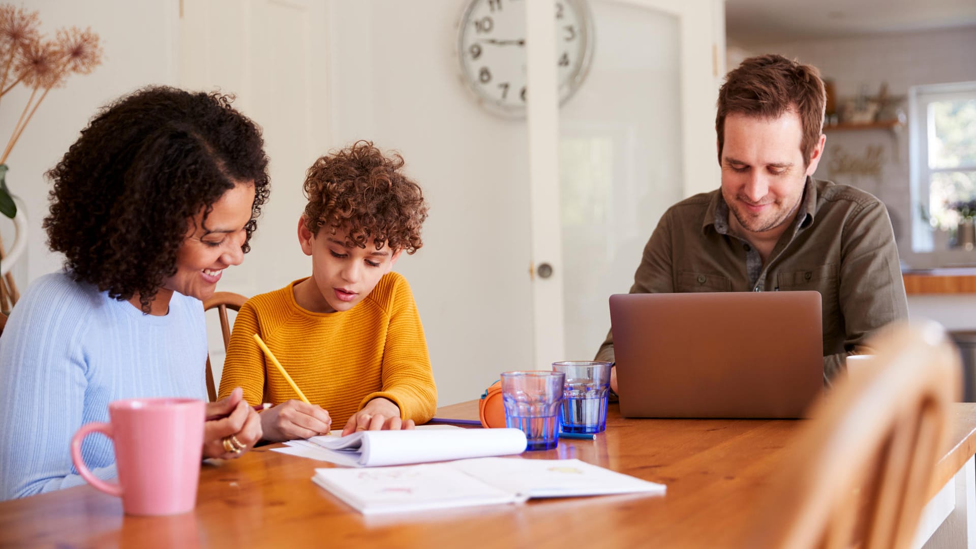 Homeoffice und Schulschließungen: Familien werden durch das Coronavirus vor ganz neue Herausforderungen gestellt.