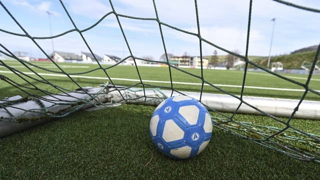 Der Coronavirus hat den Spielbetrieb im Fußball zum Erliegen gebracht. Der Coronavirus hat den Spielbetrieb im Fußball zum Erliegen gebracht.