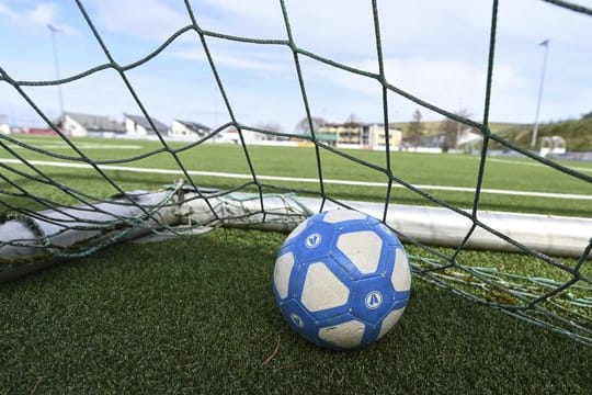 Der Coronavirus hat den Spielbetrieb im Fußball zum Erliegen gebracht.