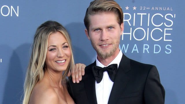 US-Schauspielerin Kaley Cuoco (l) und Karl Cook bei den Critics' Choice Awards 2016.