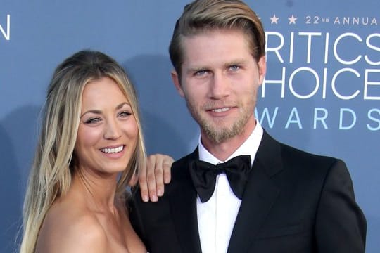 US-Schauspielerin Kaley Cuoco (l) und Karl Cook bei den Critics' Choice Awards 2016.