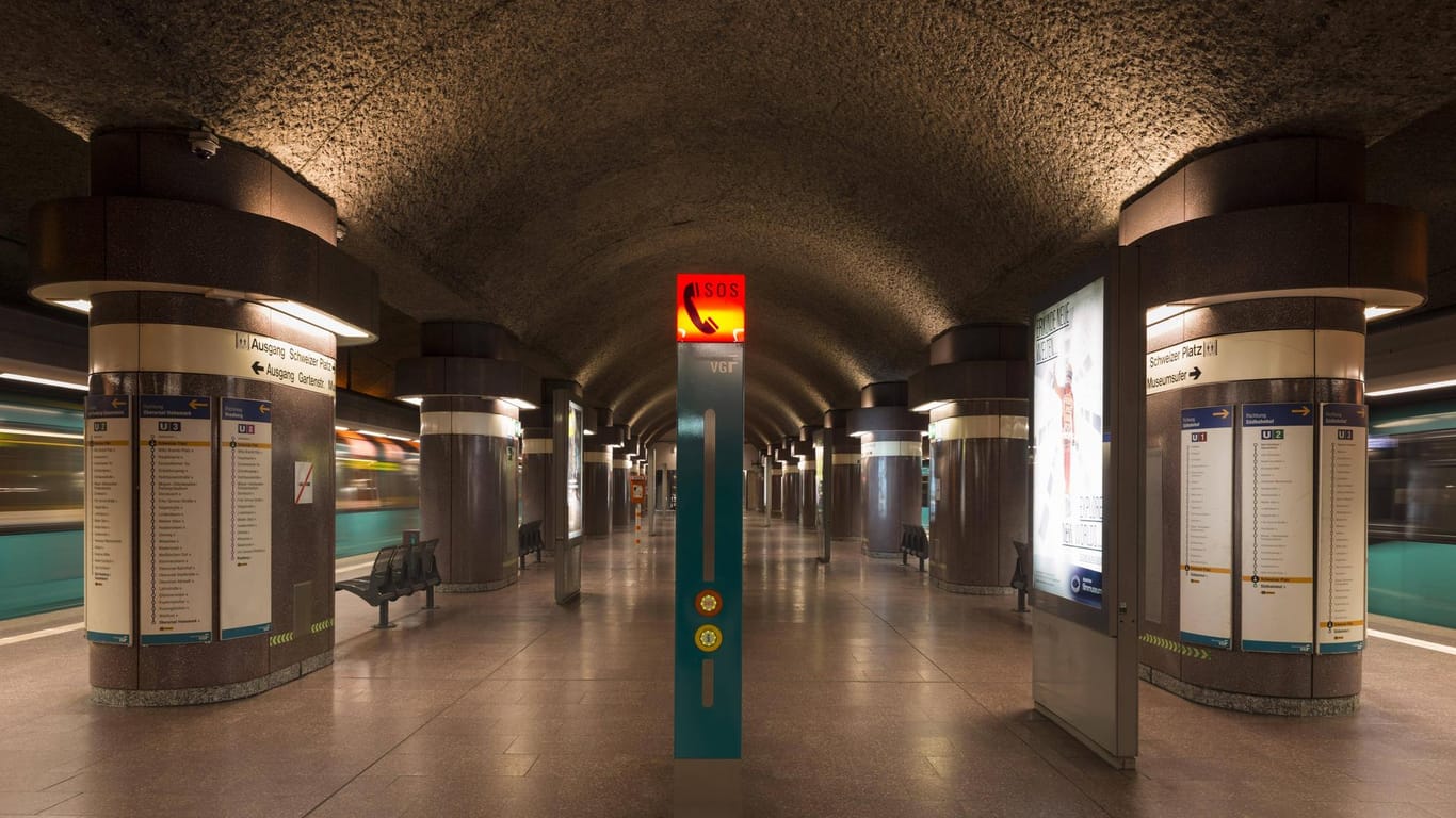 Der Bahnsteig der U-Bahnstation Sachsenhausen in Frankfurt (Main): In den kommenden Wochen könnte es zu Verspätungen und Zugausfällen wegen geschlossener Schulen kommen.