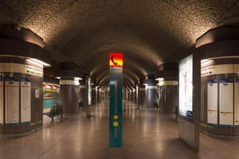 Der Bahnsteig der U-Bahnstation Sachsenhausen in Frankfurt (Main): In den kommenden Wochen könnte es zu Verspätungen und Zugausfällen wegen geschlossener Schulen kommen.
