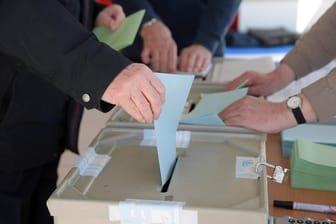 Stimmabgabe bei der Kommunalwahl in Bayern: Die Grünen konnten ihre Siegesserie nicht fortsetzen.