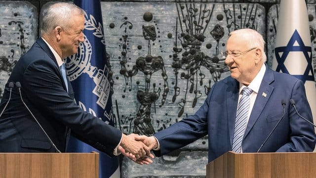 Staatspräsident Reuven Rivlin (r) hat Oppositionsführer Benny Gantz mit der Regierungsbildung beauftragt (Archiv). Staatspräsident Reuven Rivlin (r) hat Oppositionsführer Benny Gantz mit der Regierungsbildung beauftragt (Archiv).