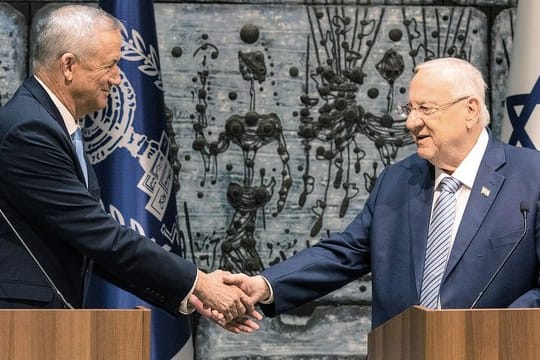 Staatspräsident Reuven Rivlin (r) hat Oppositionsführer Benny Gantz mit der Regierungsbildung beauftragt (Archiv).