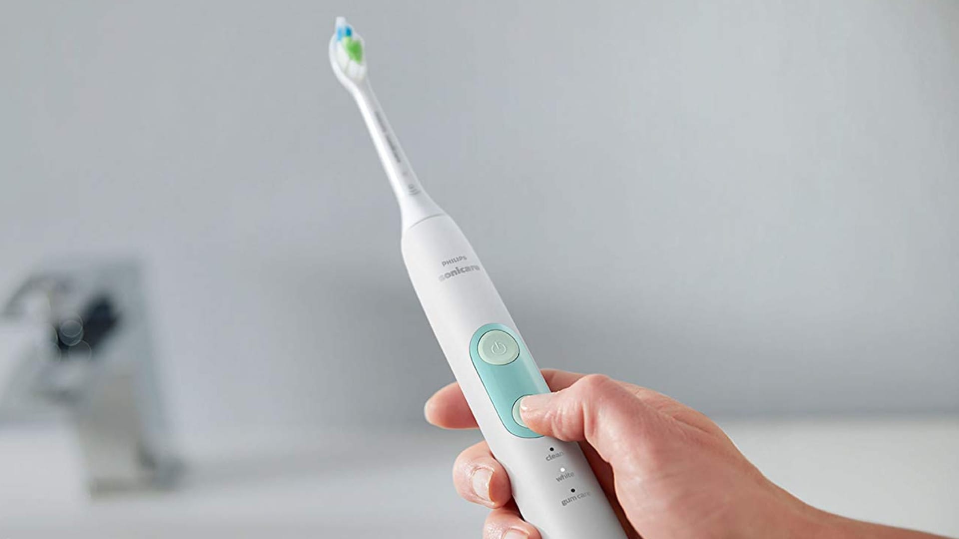 Philips Sonicare: Die Schallzahnbürste reinigt die Zähne mit 62.000 Schwingungen.