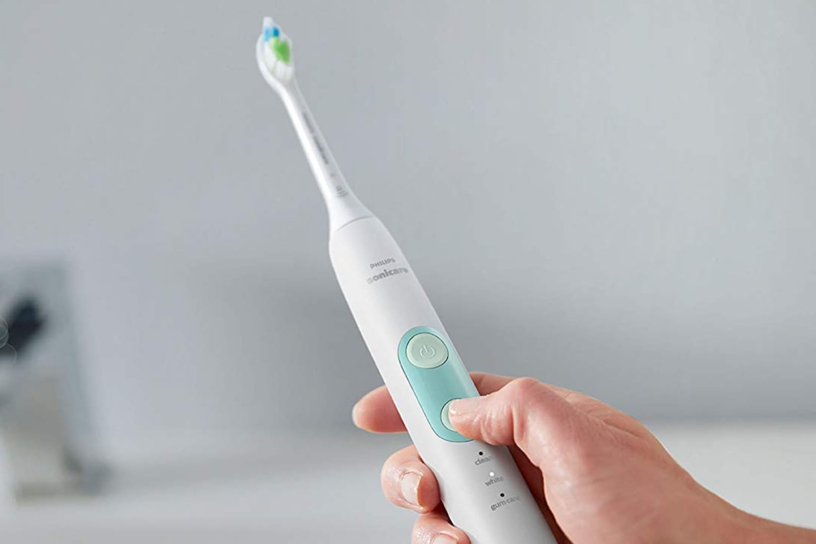 Philips Sonicare: Die Schallzahnbürste reinigt die Zähne mit 62.000 Schwingungen.