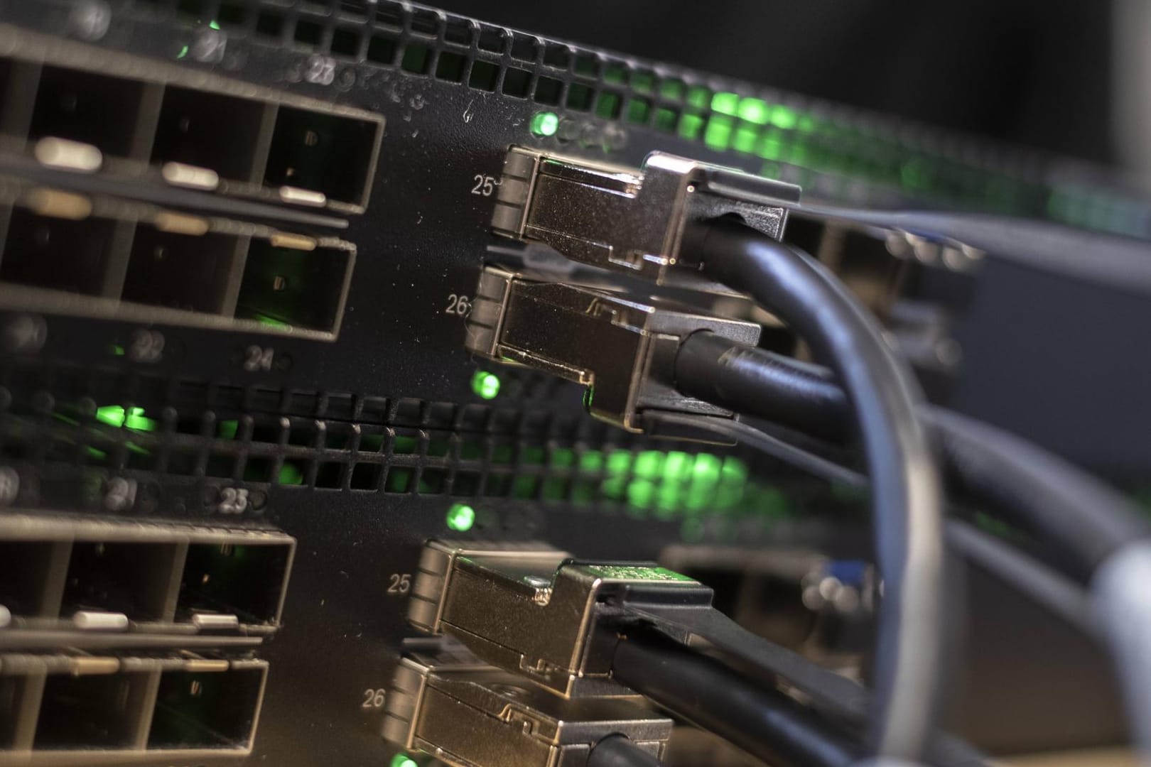 Daten und Netzwerkkabel an Internetservern (Symbolbild): Der Datenverkehr könnte wegen des Coronavirus steigen.