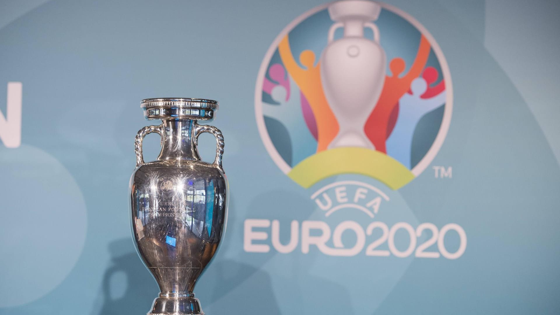 Noch ist unklar, wo und wann die qualifizierten Teams um ihn kämpfen werden: der EM-Pokal. Noch ist unklar, wo und wann die qualifizierten Teams um ihn kämpfen werden: der EM-Pokal.