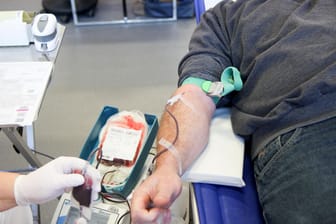 Ein Mann spendet Blut: Blutspenden sollte in Zeiten der Corona-Krise nicht zu kurz kommen.