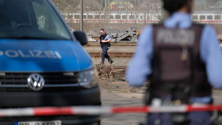 Leipzig: Polizisten stehen an dem Bahngelände, auf dem eine leblose Frau gefunden worden ist. Die Spurensuche dauert an.