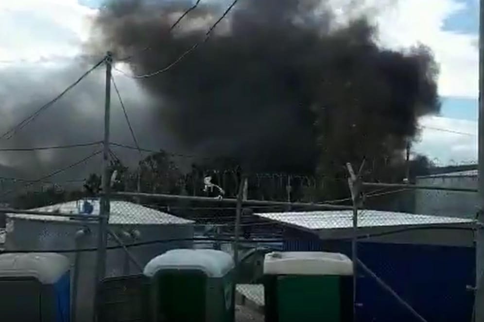 Screentshot aus einem Tweet von Isabel Schayani: Im berüchtigten Flüchtlingscamp Moria ist am Montagmittag ein Feuer ausgebrochen.