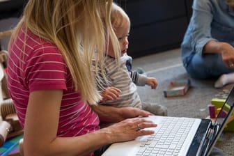 Kinderbetreuung und Beruf unter einen Hut zu bringen, ist nicht einfach - und in Corona-Zeiten erst recht eine Herausforderung für Eltern.