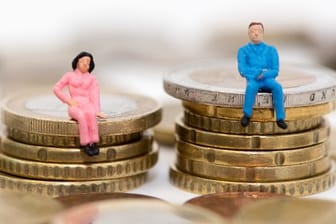 Auf dem deutschen Arbeitsmarkt verdienen Frauen weiterhin deutlich weniger Geld als Männer.