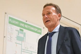 BVB-Geschäftsführer Hans-Joachim Watzke auf dem Weg zur DFL-Mitgliederversammlung.