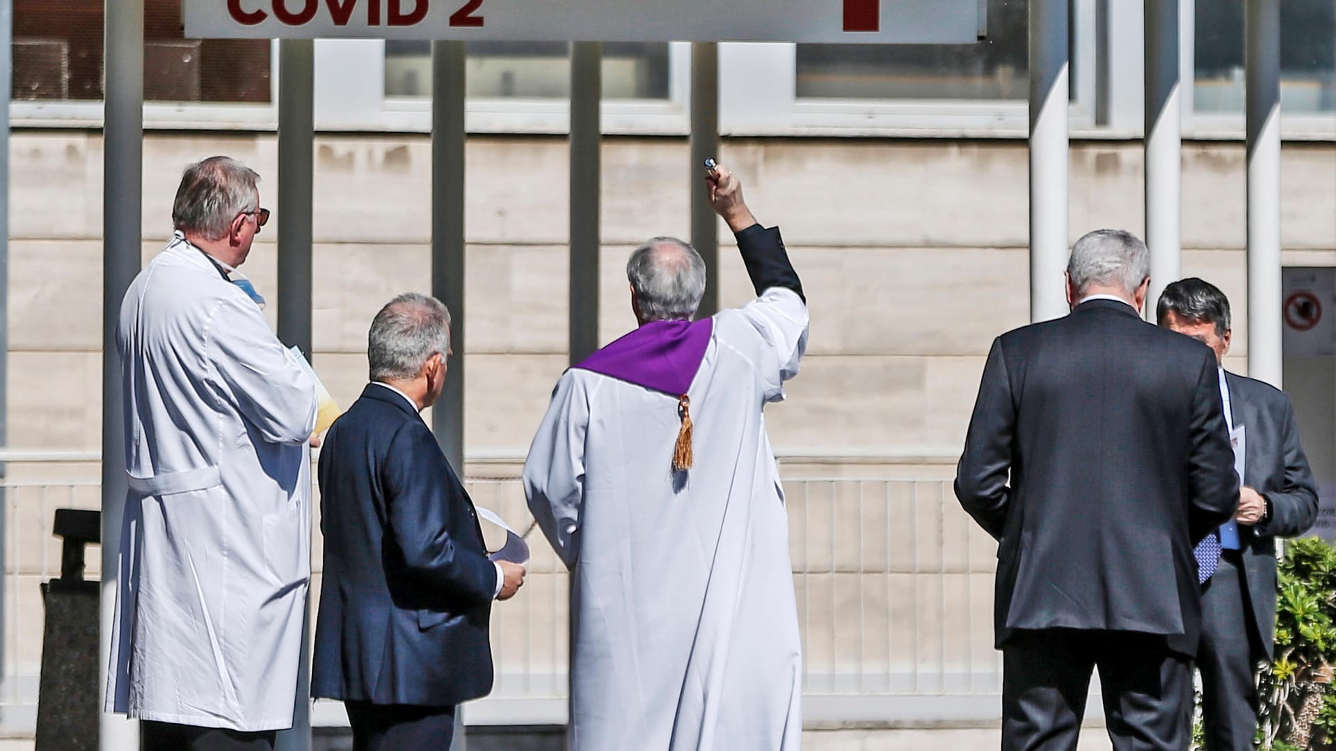 Ein Priester segnet den Eingang zum "Columbus Covid 2 Hospital": "Wenn Deutschland das nicht sofort macht, bekommt man auch dort die Zahlen nicht mehr in den Griff".