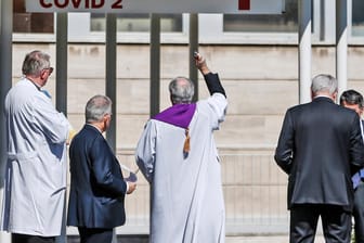 Ein Priester segnet den Eingang zum "Columbus Covid 2 Hospital": "Wenn Deutschland das nicht sofort macht, bekommt man auch dort die Zahlen nicht mehr in den Griff".