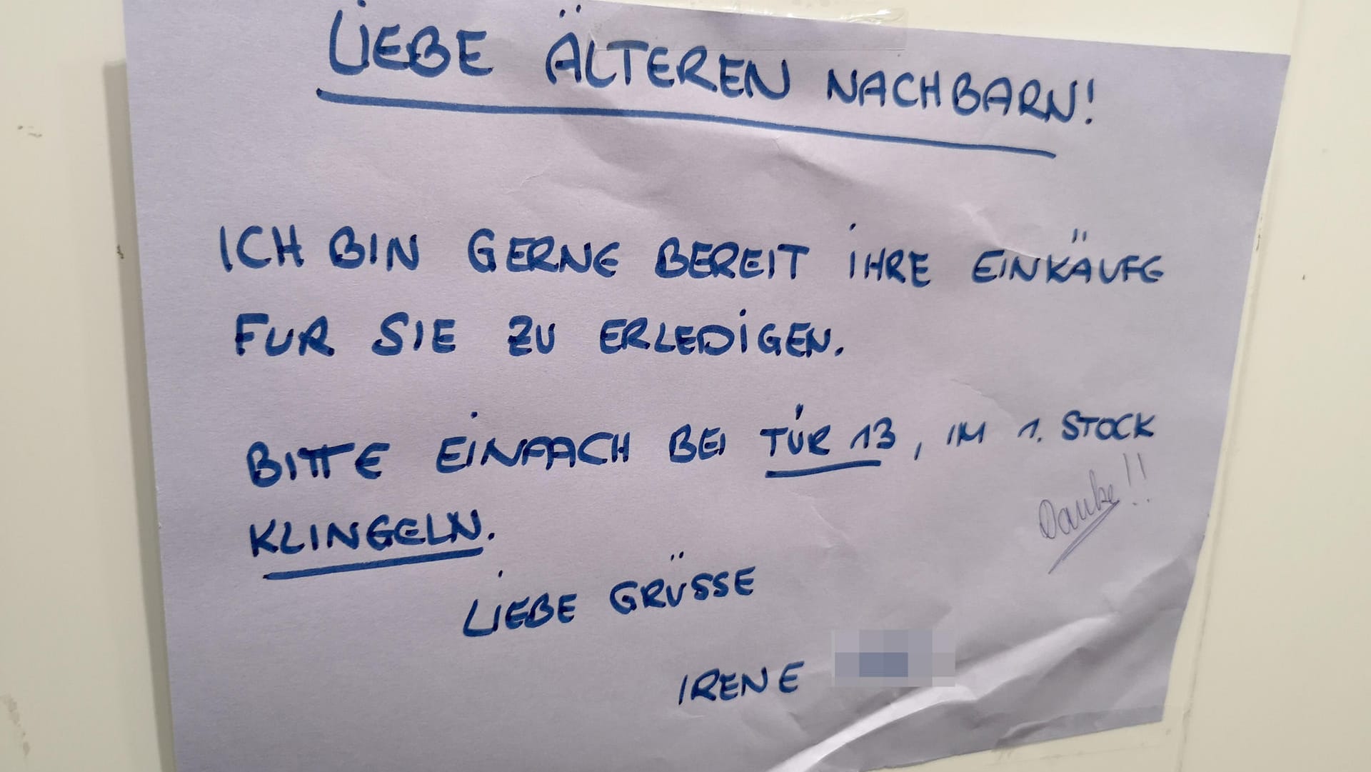 Ein Zettel mit dem Angebot der Nachbarschaftshilfe: Gerade ältere Menschen und Vorerkrankte brauchen Hilfe bei Besorgungen.