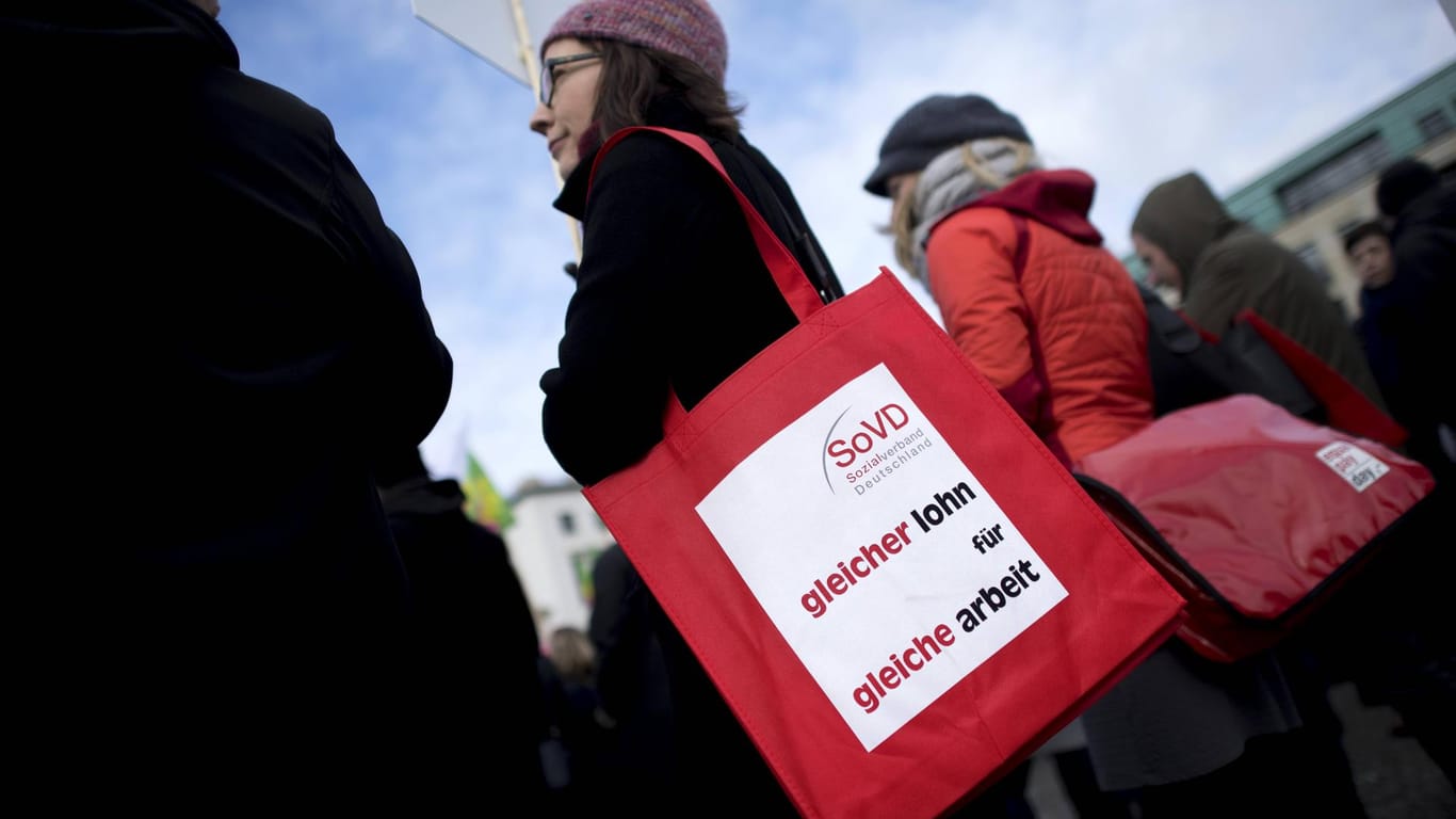 Protest in Berlin: Der "Equal Pay Day" am 17. März will auf Unterschiede auf den Gehaltszetteln von Männern und Frauen aufmerksam machen.