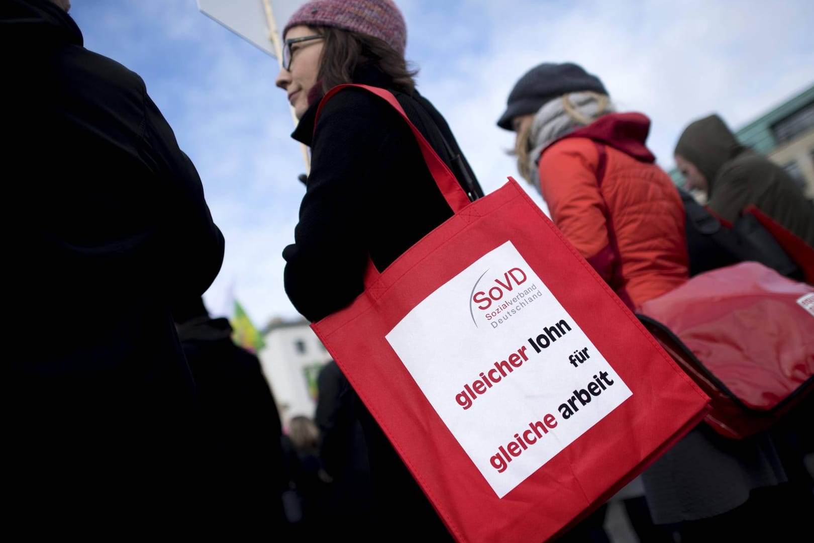 Protest in Berlin: Der "Equal Pay Day" am 17. März will auf Unterschiede auf den Gehaltszetteln von Männern und Frauen aufmerksam machen.