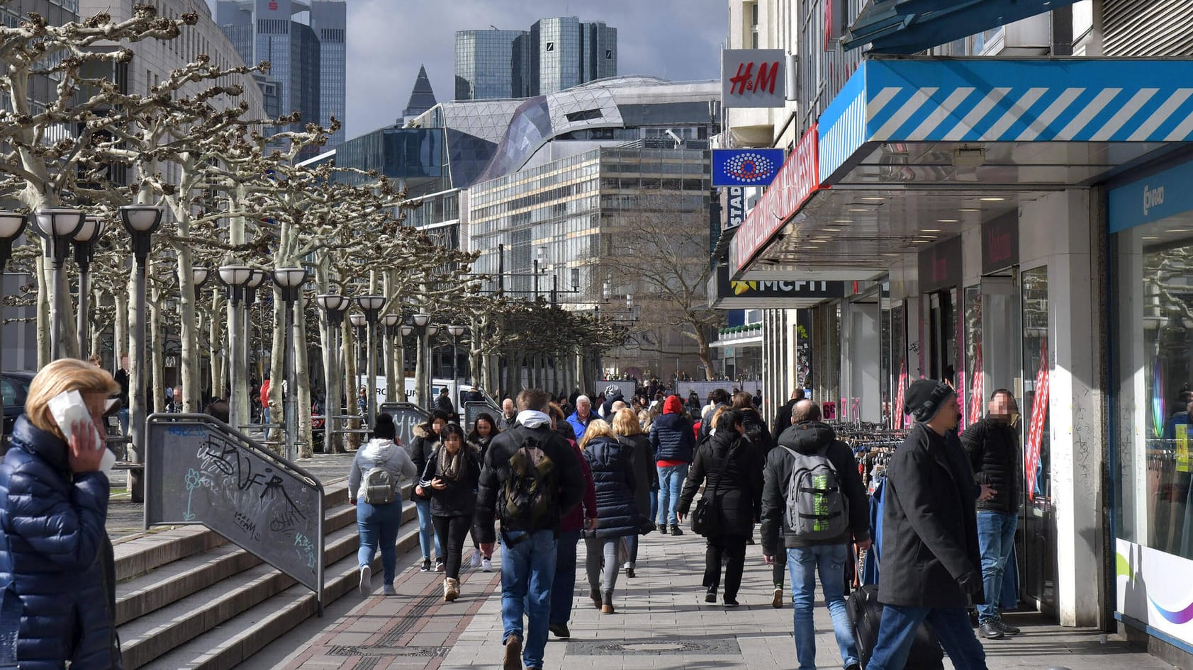 Fußgängerzone in Frankfurt am Main: Wegen des Coronavirus sollen Geschäfte, Fitnessstudios und sogar Spielplätze geschlossen werden.