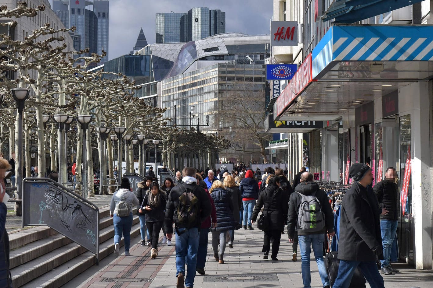 Fußgängerzone in Frankfurt am Main: Wegen des Coronavirus sollen Geschäfte, Fitnessstudios und sogar Spielplätze geschlossen werden.
