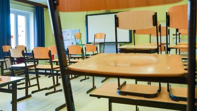 Wenn die Schule geschlossen ist: Radio- und TV-Sender bieten viele Lern-Alternativen. Wenn die Schule geschlossen ist: Radio- und TV-Sender bieten viele Lern-Alternativen.