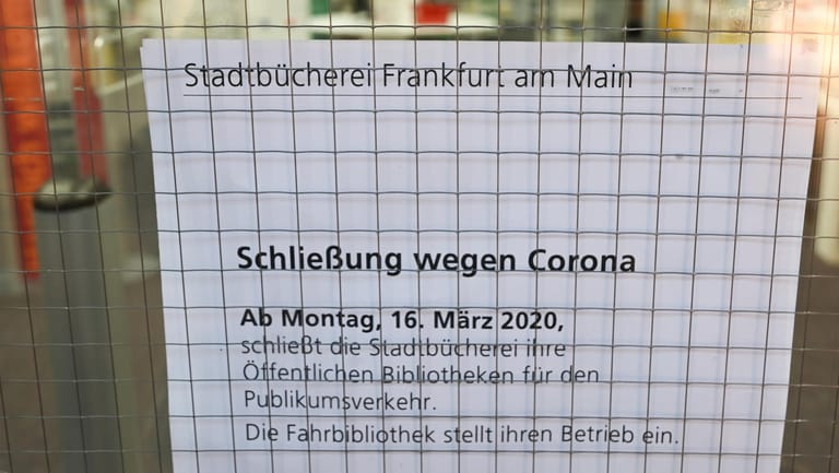 Schließung wegen Coronavirus: Wie diese Bücherei in Frankfurt am Main bleiben in Deutschland derzeit die meisten öffentlichen Einrichtungen geschlossen.