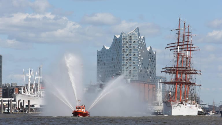 Ein Feuerlöschboot führt die Auslaufparade an: Der Hafengeburtstag 2020 fällt ins Wasser.