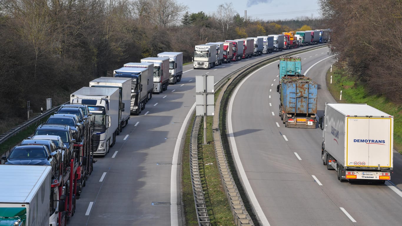 Lastwagen stauen sich auf der Autobahn 12 vor dem deutsch-polnischen Grenzübergang. Polen hat seit Sonntagmorgen wegen der Corona-Krise für alle Ausländer die Grenzen geschlossen.