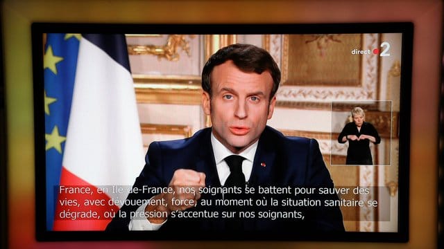 Frankreichs Präsident Emmanuel Macron hält im Fernsehen eine Ansprache: "Der Feind ist da, unsichtbar - und er rückt vor. Frankreichs Präsident Emmanuel Macron hält im Fernsehen eine Ansprache: "Der Feind ist da, unsichtbar - und er rückt vor.