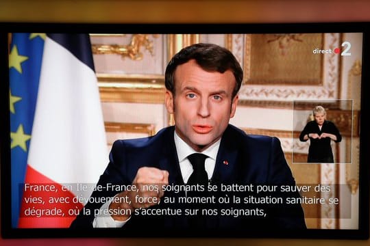 Frankreichs Präsident Emmanuel Macron hält im Fernsehen eine Ansprache: "Der Feind ist da, unsichtbar - und er rückt vor.