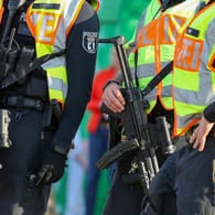 Polizei mit Gewehren (Symbolfoto): Staatsrechtler Wieland hält ein Abriegeln von Städten und Gemeinen grundsätzlich für möglich und zulässig.