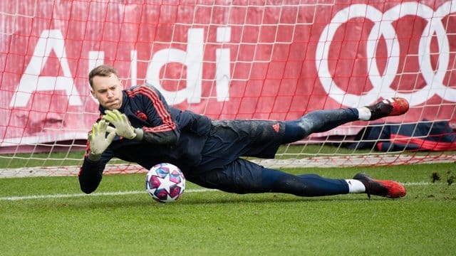 Nationaltorwart Manuel Neuer wird beim FC Bayern München am Dienstag nur individuell trainieren.