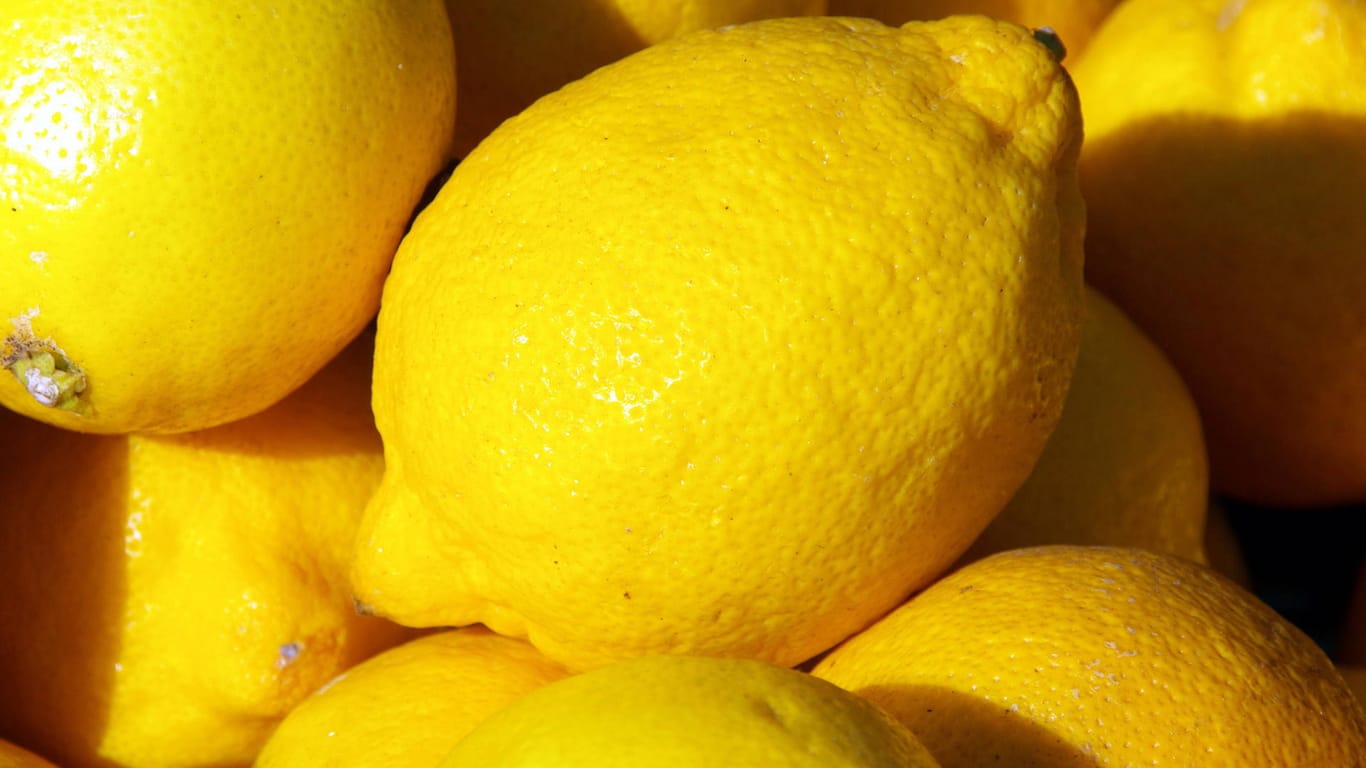 Zitronensäure: Sie gilt als bewährtes und günstiges Hausmittel zum Entkalken von Küchenkleingeräten.