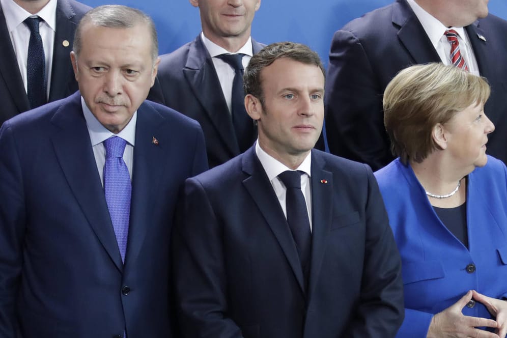 Erdogan, Macron, Merkel (Archivbild): Die drei Staats- und Regierungschefs wollen sich per Video über die Syrien-Krise beraten.
