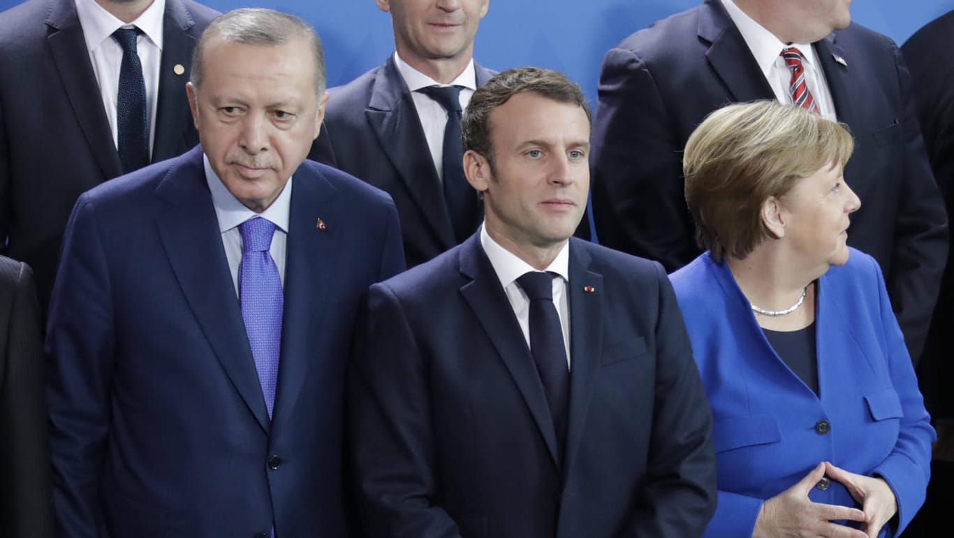 Erdogan, Macron, Merkel (Archivbild): Die drei Staats- und Regierungschefs wollen sich per Video über die Syrien-Krise beraten.
