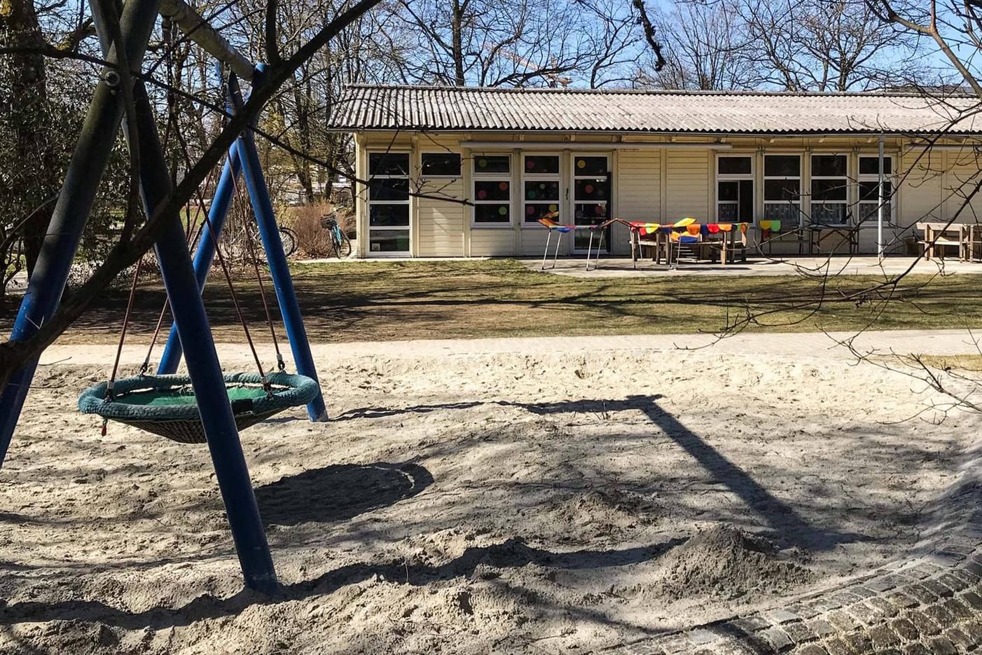 Ein leerer Kinderspielplatz in München: Die Verbreitung des Virus beeinträchtigt den Alltag in Deutschland.