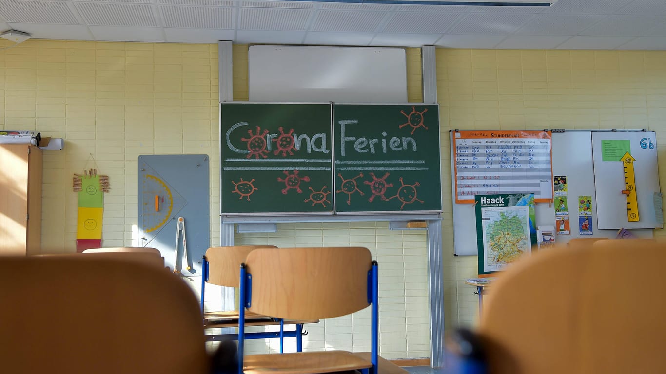 Auf einer Tafel steht "Coronaferien": Die Schulen und Kitas in Berlin sind ab dem 17. März geschlossen.