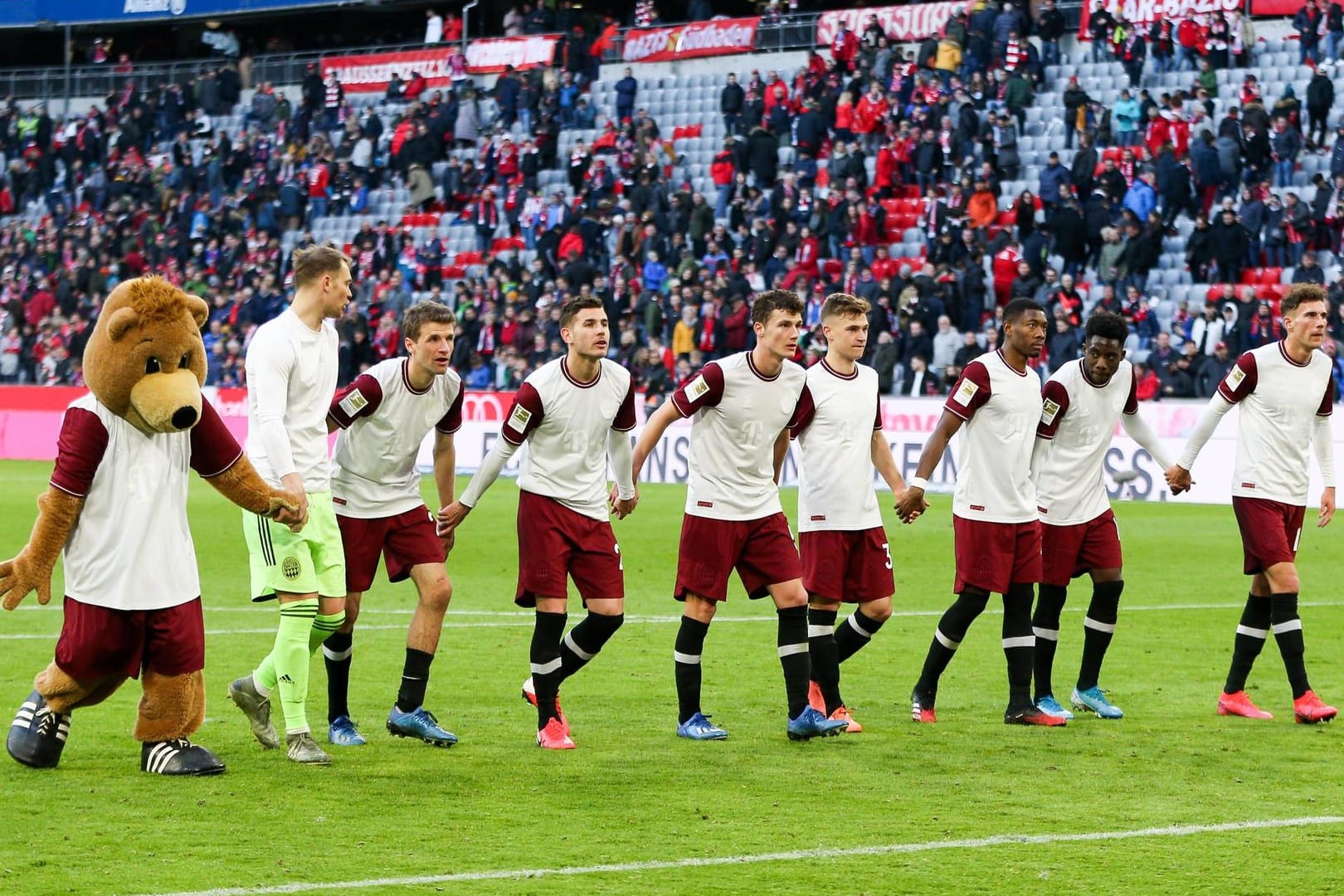 Schlussjubel vom FCB am Fanblock: Zukünftig können Sie weitere Inhalte des Teams kostenfrei im FC Bayern.tv sehen.