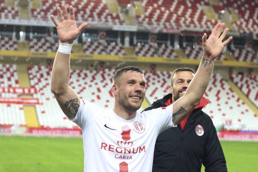 Freut sich über den Heimsieg von Antalyaspor vor leeren Rängen: Lukas Podolski.